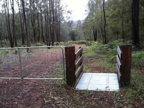 Fence crossing to Karta Burnu hut